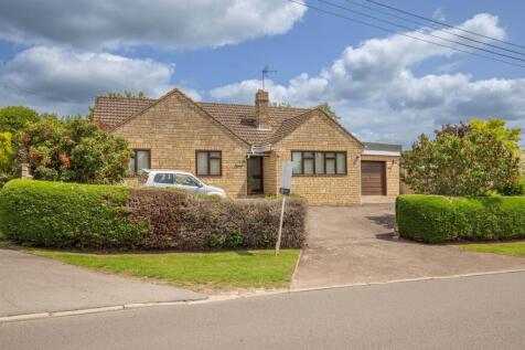 Tetbury Hill, Malmesbury, SN16 3 bed detached bungalow for sale
