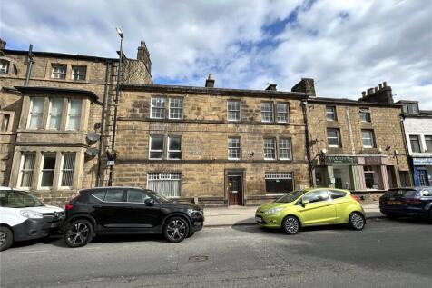 Boroughgate, Otley, West Yorkshire, LS21 6 bed terraced house for sale