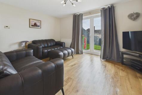 Chestnut Drive, Hollingwood 3 bed semi