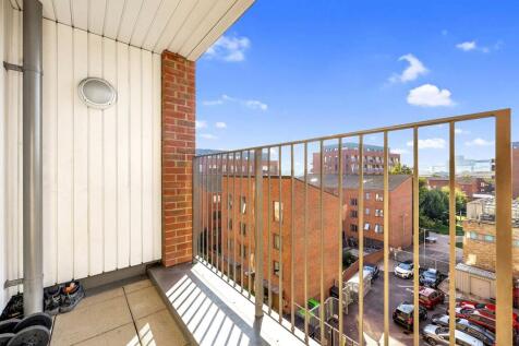 Pioneer Court, Canning Town, London, E16 2 bed flat for sale