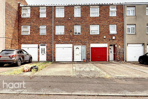 Mimosa Close, Romford 3 bed townhouse for sale