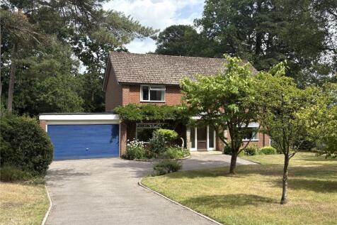 Holland Close, Farnham, Surrey, GU9 4 bed detached house for sale