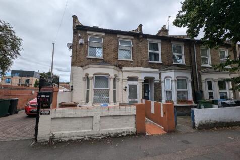 5 bedroom end of terrace house for sale