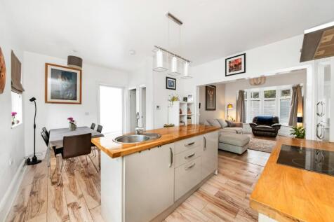 Field View House, Far Bank, Shelley, HD8 3 bed semi
