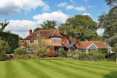 Fleet Hill, Finchampstead, Berkshire... 5 bed detached house for sale