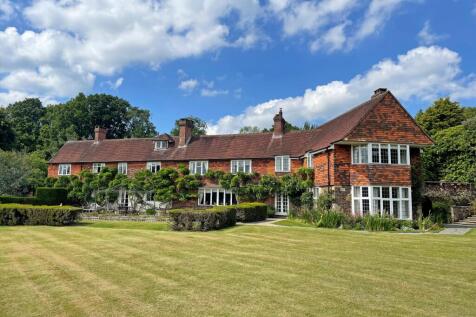 6 bedroom link detached house for sale