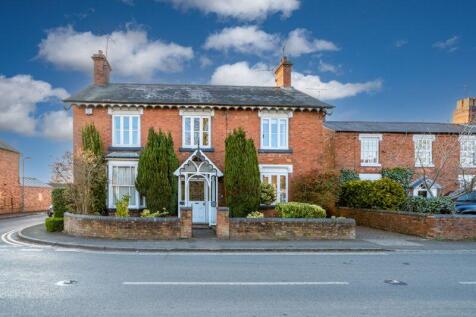 High Street, Belbroughton DY9 4 bed semi