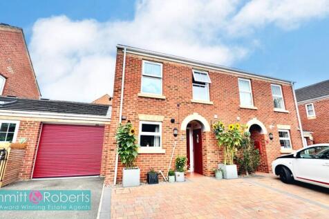 Charlton Court, Bowburn, Durham, DH6 5FB 3 bed semi