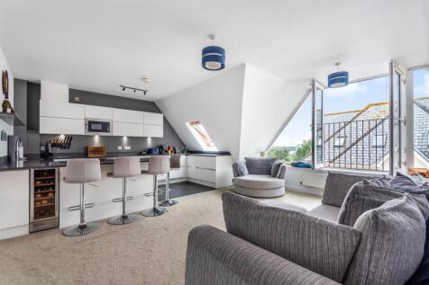 21 Pentire Crescent, Newquay TR7 2 bed penthouse for sale