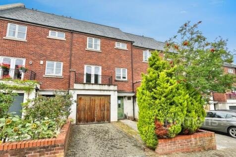 Peggs Way, Basingstoke, Hampshire 4 bed terraced house for sale