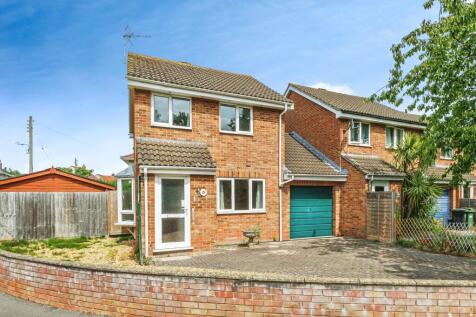 3 bedroom link detached house for sale