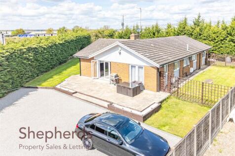 Hoe Lane, Nazeing EN9 3 bed detached bungalow for sale
