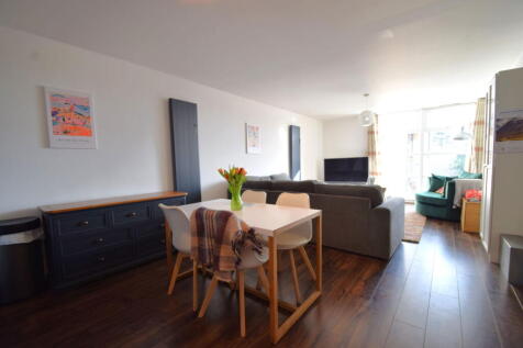 Manor Court, Altrincham Road 2 bed apartment for sale