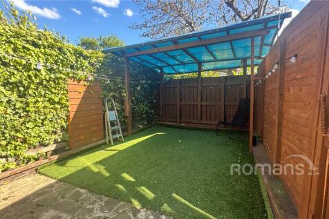 Cedars Drive, Uxbridge 1 bed apartment for sale