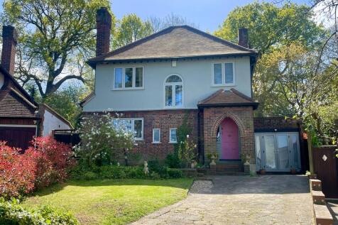 Hinchley Close, Esher, KT10 4 bed detached house for sale