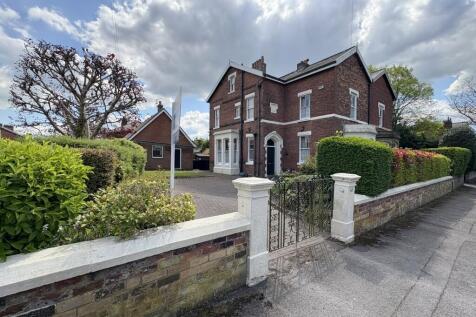 5 bedroom semi-detached house for sale
