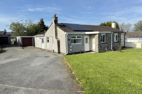 Cae Bach Aur Estate, Llangefni, LL77 2 bed semi