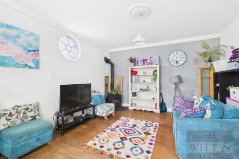 2 bedroom detached house for sale