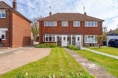 Montfort Road, Kemsing, TN15 6SA 3 bed semi