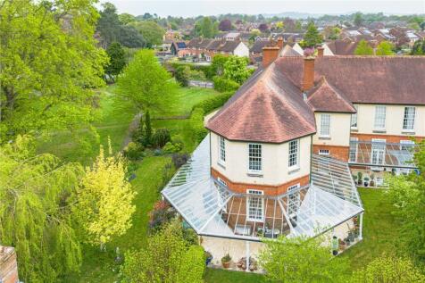4 bedroom end of terrace house for sale
