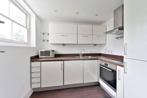 Hampton Court Road, East Molesey, KT8 1 bed flat for sale