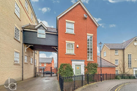 St. Marys Fields, Colchester 4 bed link detached house for sale