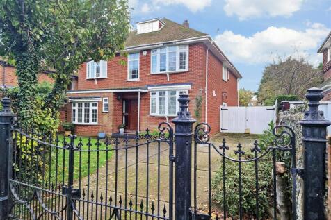 6 bedroom detached house for sale