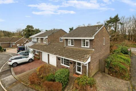 3 bedroom link detached house for sale