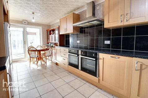 Crabtree, Peterborough 3 bed terraced house for sale