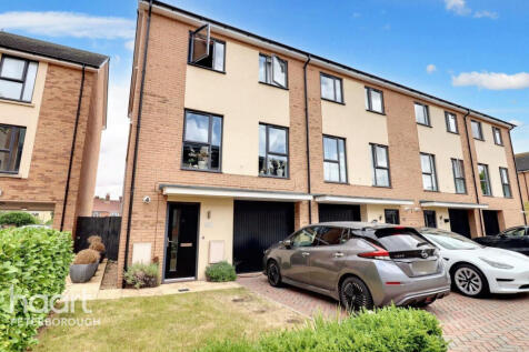 St Johns Close, Peterborough 4 bed end of terrace house for sale