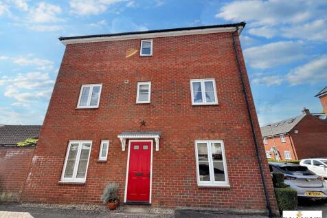 4 bedroom link detached house for sale