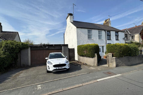 Ffordd Penmynydd, Llanfairpwll... 3 bed semi