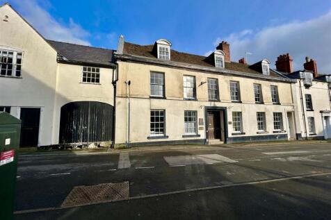 6 bedroom town house for sale