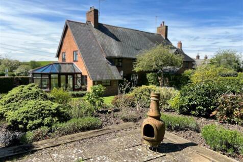 The Green, Chesterton, Leamington Spa 3 bed semi