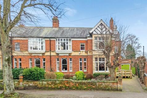 5 bedroom semi-detached house for sale