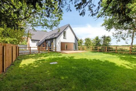 Tucked away on the edge of town 4 bed detached house for sale