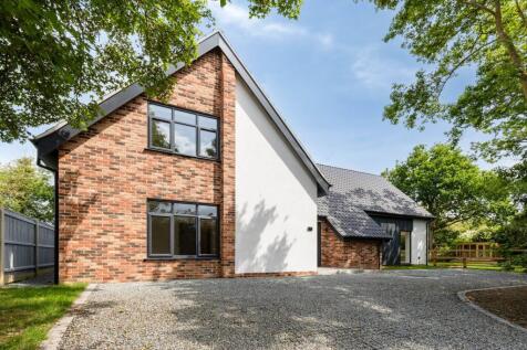 Tucked away on the edge of town 4 bed detached house for sale