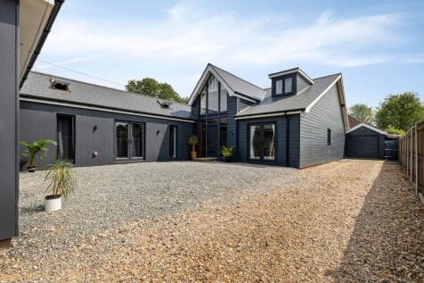 Modern Four Bedroom House with Two... 6 bed detached house for sale