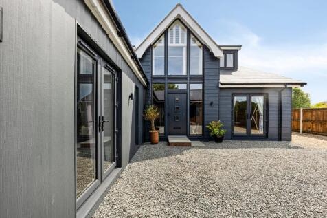 Modern Four Bedroom House with Two... 6 bed detached house for sale