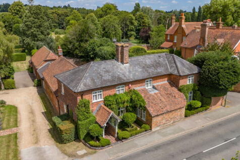 Southington, Overton, Basingstoke... 3 bed detached house for sale