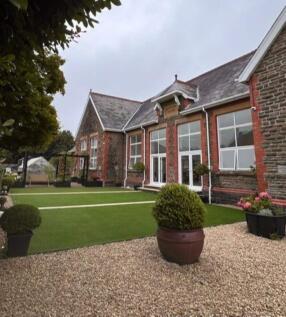 6 bedroom detached house for sale