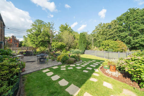 Poles Lane, Crawley RH11 5 bed detached house for sale