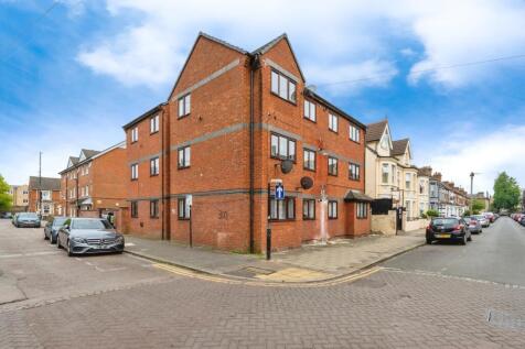 Studio flat for sale