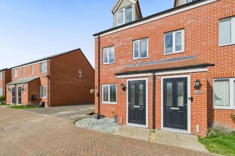3 bedroom town house for sale