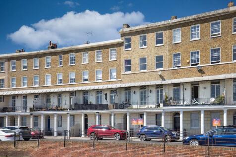Wellington Crescent, Ramsgate, CT11 2 bed terraced house for sale