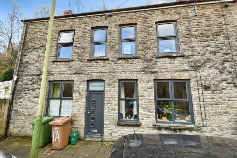 5 bedroom semi-detached house for sale