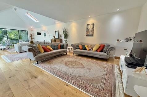 6 bedroom detached house for sale