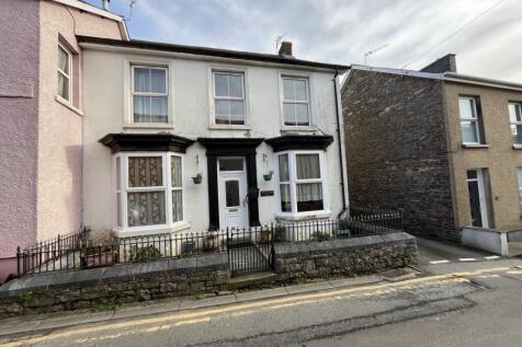4 bedroom end of terrace house for sale
