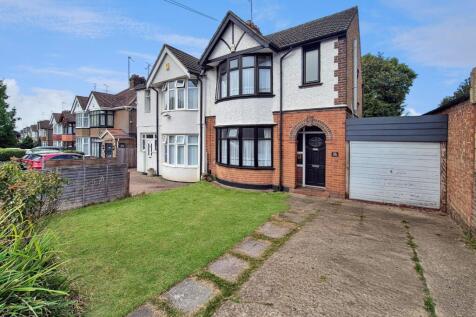 Oakley Road, Luton, Bedfordshire, LU4... 3 bed semi