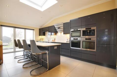 Vine Grove, Hertfordshire 3 bed detached house for sale
